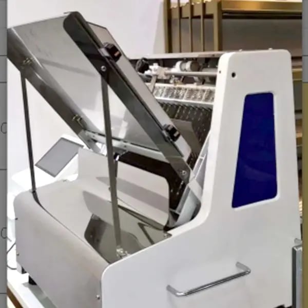 Bread slicers