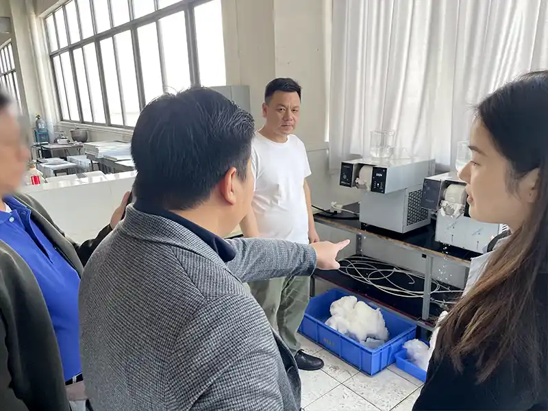 Clients watch the ice making process of bingsu ice machine